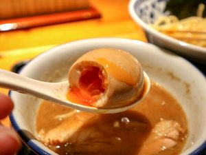 青森の「津軽じょっぱり」の卵は、黄身が濃く、白身がぷるんとしています。 この味玉も、スープによって味付を変えているそう。すごい！