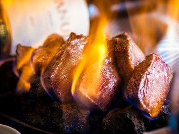 池袋の肉バル「アンタガタドコサ」の“燃えるボルケーノステーキ”が凄い