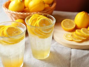 レモンスライスが10枚も入った自家製「フレッシュレモネード（ホット／アイス）」や「レモン＆クランベリーソーダ」など、レモンを使ったドリンクと合わせるのがおすすめ