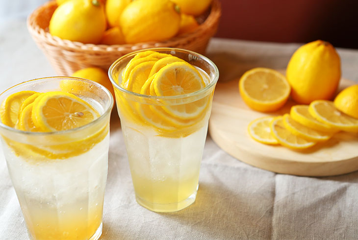 レモンスライスが10枚も入った自家製「フレッシュレモネード（ホット／アイス）」や「レモン＆クランベリーソーダ」など、レモンを使ったドリンクと合わせるのがおすすめ