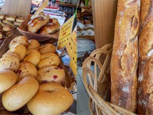 北海道産、九州産など、国産小麦にこだわったパンが並びます。ベーグル、メロンパンなども小ぶりな食べきりサイズが主流で、あれこれ試してみたくなります