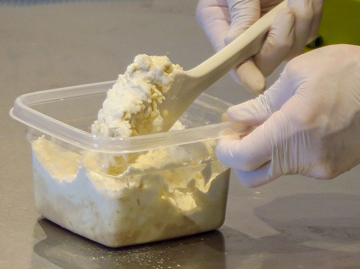 ヨーグルト酵母を作るときに混ぜすぎるのはNG。最低限の混ぜに留める
