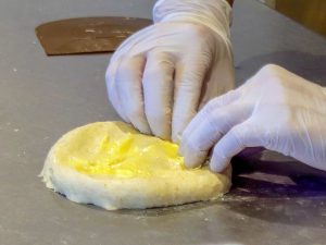 生地にバターを混ぜているところ。このあと、バターを生地に練り込むようにして馴染ませていく