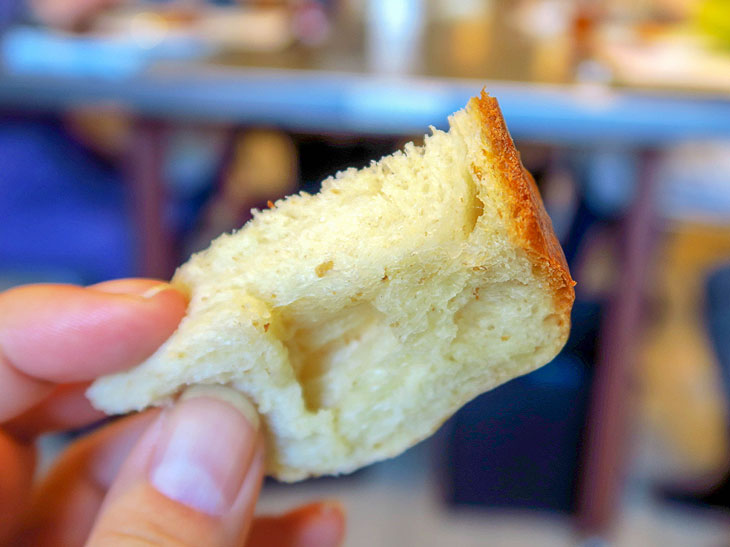 ヨーグルト酵母で作ったパンはもっちりしており、わずかに酸味を感じる。酸味のきいた深煎りコーヒーとの相性が良さそう