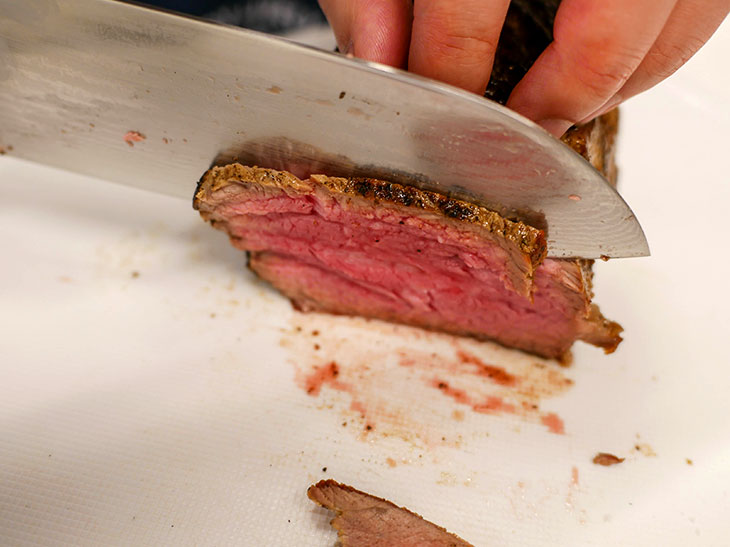 焼いたブロック肉を切るときは、無理に包丁で押し切らないよう注意。糸ノコギリを引くように、前後にゆっくり包丁を動かしながら切り分ける