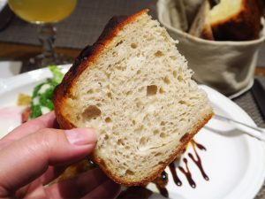 噛めば噛むほど小麦とバターが口いっぱいに広がり、ついパンだけでも食べ進めたくなる。