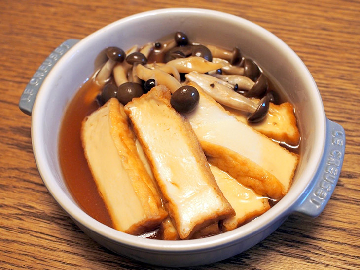 「厚揚げのしみ豆腐風」は、厚揚げ、しめじに水、しょうゆ、砂糖を加えて加熱する。甘辛い味付けでごはんが進むおかずだ