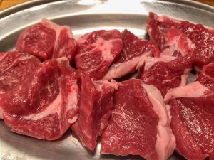 この美しい肉を見よ！岩塩で食べる生ラム肩ロースは、単品の場合1,080円