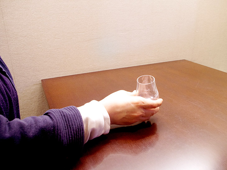 ウイスキーのテイスティンググラスに氷ひとつ浮かべて日本酒をたしなむ夏の日。【酒器も肴のうち】