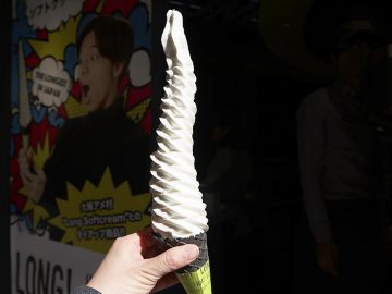 長さ40cm！日本一長いソフトクリームは倒さずに食べられるのか？
