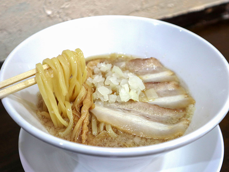 国産の小麦粉5種類をブレンドした特製極太麺は新潟からの直送