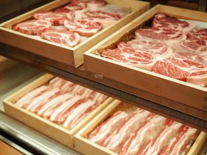使用する豚肉はすべて国産。日本各地から都度選ばれていて、取材時には山形のものが並んでいました
