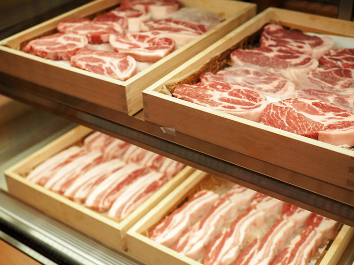 使用する豚肉はすべて国産。日本各地から都度選ばれていて、取材時には山形産が並んでいた