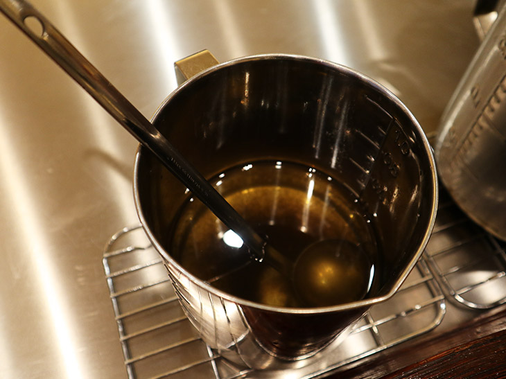 中国の赤い山椒を油に入れて、湯煎にかけて濾した山椒油。