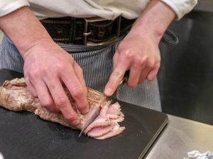チャーシューは、カナダの豚肩ロースを使用し、チャーシューダレに漬け込んで、オーブン焼き。焼き時間もその肉の状態によって調節している