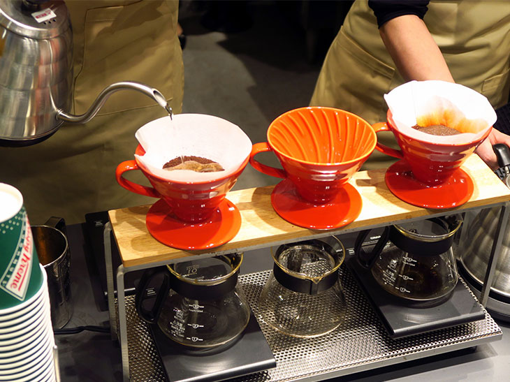 「ハンドドリップコーヒー シングル オリジン」は、注文を受けてから1杯ずつドリップしてくれる。Sサイズは500円、トールサイズは550円で、ホットのみの提供