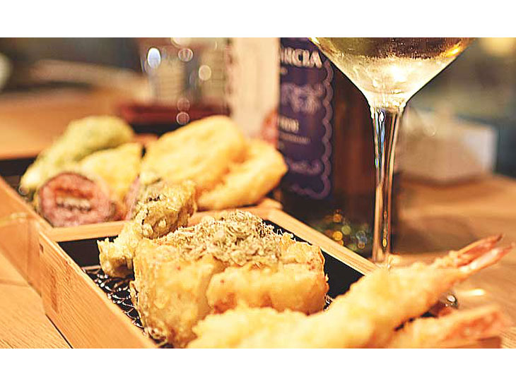東京ミッドタウン日比谷の立ち飲み天ぷら『喜久やTOKYO』の“天ぷらフォンデュ”が旨い