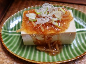 「カニ風味の中華あん」。オイスターソースの甘みがあってほんのりカニの味がします。筍がシャキシャキしていて、なめらかな豆腐との食感のコントラストを楽しめます