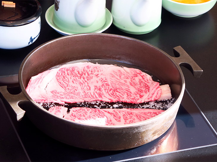 まずは鉄鍋に牛脂をよく馴染ませ、ざらめ糖を入れて肉を焼く