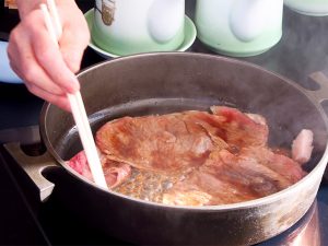 肉をひっくり返して、味を染み込ませる。いい肉を使用しているので、少しレアなくらいで皿に取る