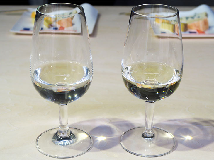 今回のミニセミナーでは日本酒がワイングラスに注がれた。日本酒の香りを楽しむなら、口の広いグラスを使うといい。