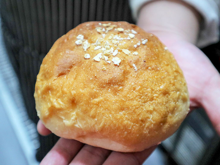 使用しているパンは、バーガー界で超有名なパン製造会社「峰屋」さんに特注したオリジナルのバンズ