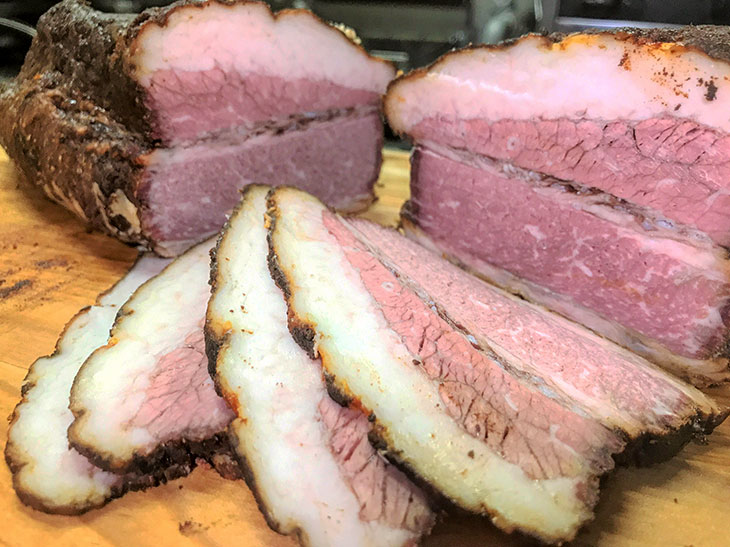 豪快な「ブリスケット」の塊肉をスライスして出す3種盛りの「バーベキューコンボプレート」2,000円も看板商品