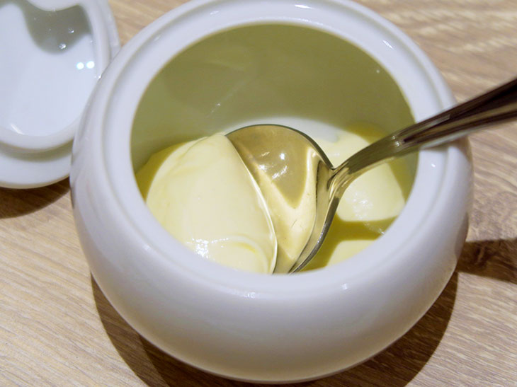 スメタナは、東欧などを原産とする発酵乳の一種。サワークリームよりもあっさりしていてマイルドな口当たりだ
