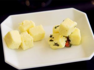 左はプレーンな状態、右はハーブとオリーブオイルでアクセントを加えたもの。食感は完全にチーズで、大豆の味はほぼ感じない