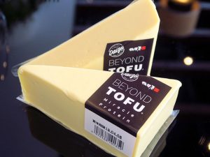 ブロックタイプは150gで498円（税別）。通常のチーズに比べるとかなりお手頃価格で購入できる