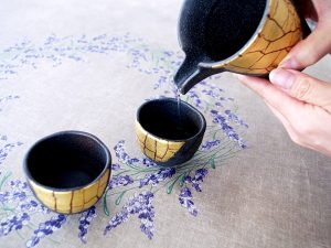 金沢で出会った金箔陶芸は、まるで結婚10年を祝福するかのように輝いてみえた。【酒器も肴のうち】