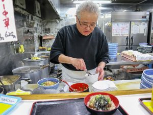 『白河そば』の店主・面川さん。1人ずつ注文を聞いて料理を出すスタイルです