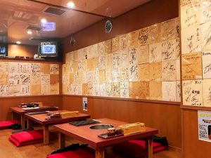 浅草に開業し37年という名実ともに熟達した業界のカリスマ店。店内の壁には、数多くの著名人のサインも並んでいます