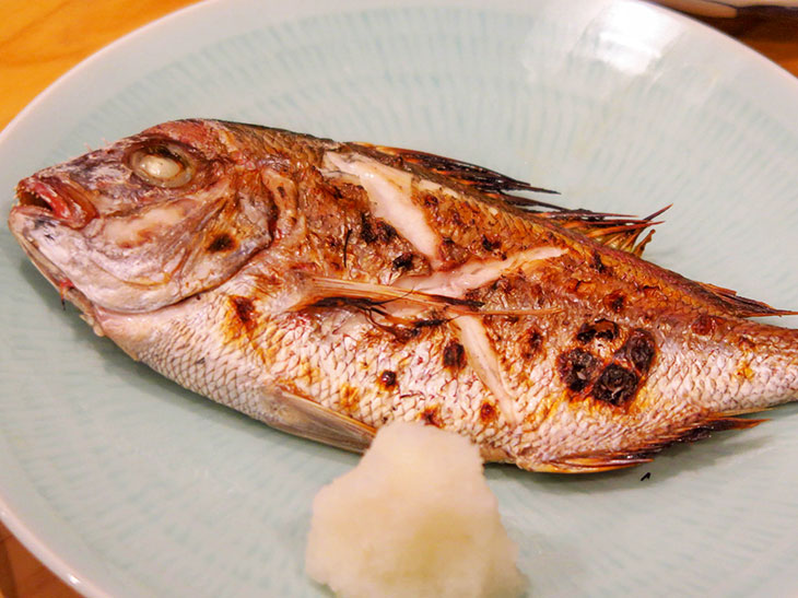 「真鯛の塩焼き」は780円。たしかにスーパーなどで見る鯛に比べるとひと回り小ぶりだが、身が引き締まっていて味が濃厚