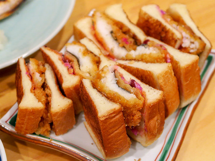 その日手に入った魚を使ったフライのサンドイッチ。柴漬け、金山寺味噌が塗り込まれたパンとの相性はバッチリ