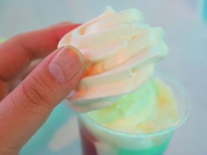 「カリッ、サクッ」とした食感でホイップクリームのような形をしたメレンゲは、このパフェのなかでも試行錯誤したポイントなのだとか