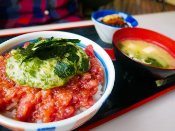マグロの旨さ爆発！ 神奈川・宮川漁港で味わう『まるよし食堂』の絶品「海かけ丼」とは？