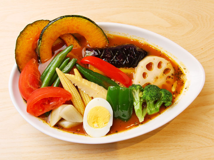 「1日分の野菜のスープカレー」1300円（平日ランチタイム1180円）
