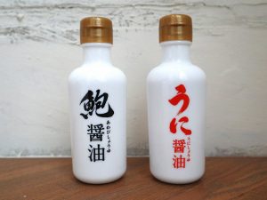 アサムラサキの「うに醤油」680円、「あわび醤油」680円（各150ml）