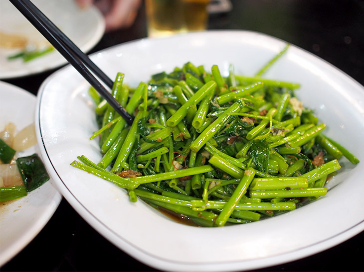 中国語が読めないながらも、青菜炒めだけはなんとなくわかった。少し濃いめの味付けで、台湾ビールとの相性は抜群