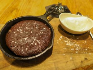 「SVB特製焼きチョコレートケーキ」（800円）は単体で食べると濃厚なケーキだが、アフターダークと組み合わせることでさらに味わいに深みが出る