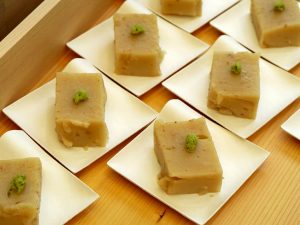「胡麻豆腐」には「茅乃舎 白胡麻ドレッシング」を使用。胡麻の風味と純米酢で、濃厚な胡麻豆腐がさっぱりいただけた