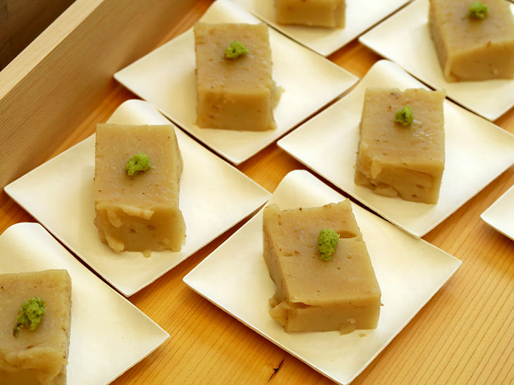 「胡麻豆腐」には「茅乃舎 白胡麻ドレッシング」を使用。ドレッシングは胡麻の風味と味に深みのある純米酢が際立っており、濃厚な胡麻豆腐がさっぱり食べられる