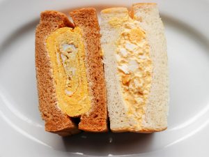 『Wa’s sandwich（ワズ サンドイッチ）』の「Wa’s 和卵ミックス」660円。右：煮たまごサンド、左：「新宿赤鬼和三盆たまご焼きサンド」