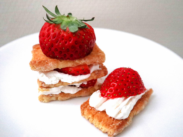 「ホームパイ」を生クリームとイチゴでサンド！　そういえば、不二家の創業者の藤井林右衛門氏が1922（大正11）年に日本で初めてショートケーキを販売したといわれています