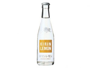 瓶バージョンのキリンレモンも健在です。1965年のデザインとの差はわかりますか？