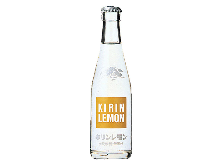 瓶バージョンのキリンレモンも健在です。1965年のデザインとの差はわかりますか？