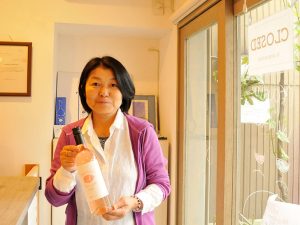 代表をつとめる町田佳子さん。「あれこれ手を加えないのがワイン作りのモットー。来年のワインがどんな味に熟成するか、今から楽しみです