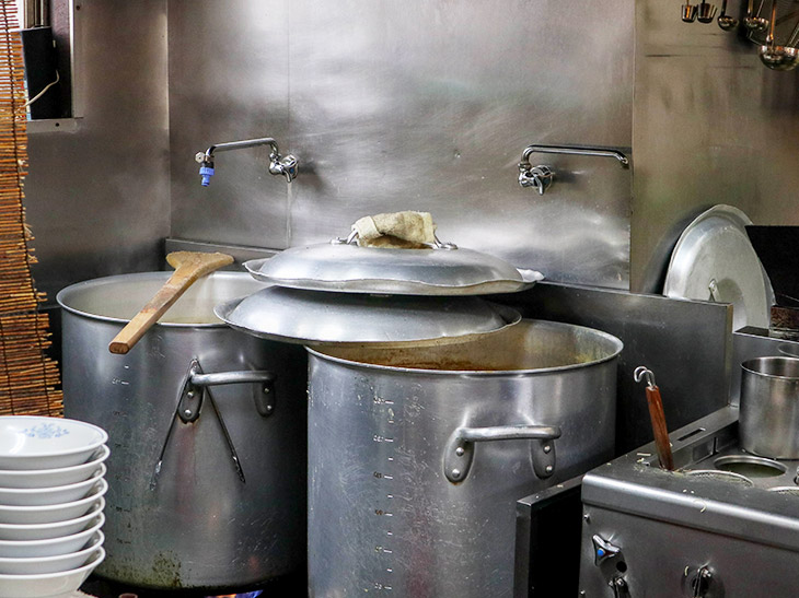 豚の骨を煮込んでとるスープは、約20時間火入れするそう。そこから、さらに熟成させて使用します。新しいスープを作るときは、必ず熟成したスープの一部を継ぎ足すそうで、これを長年繰り返しているそうです