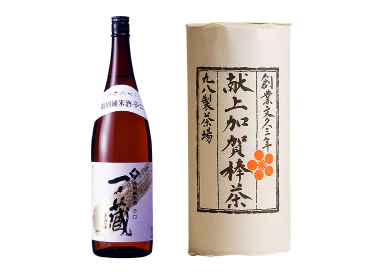 宮城県『一ノ蔵』の「一ノ蔵特別純米酒辛口」（写真左）、石川県の『丸八製茶場』の 「献上加賀棒茶」